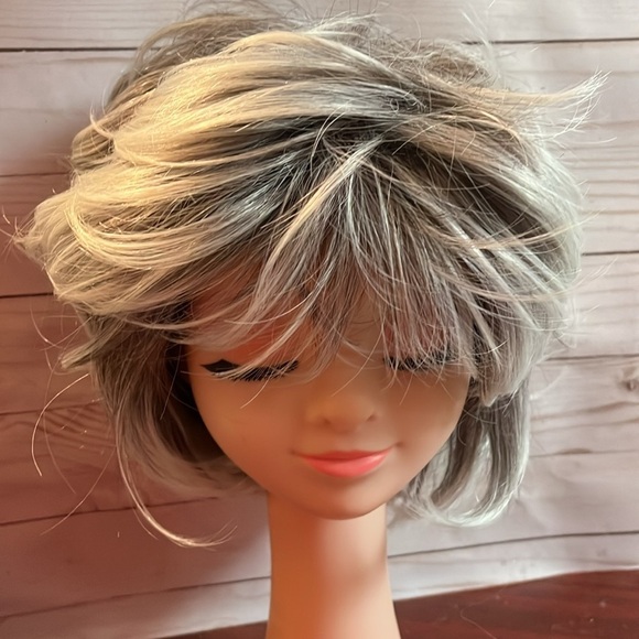 Women Synthetic Hair Short Layered Curly with Bangs Silver Grey Wig None Lace - Picture 4 of 11